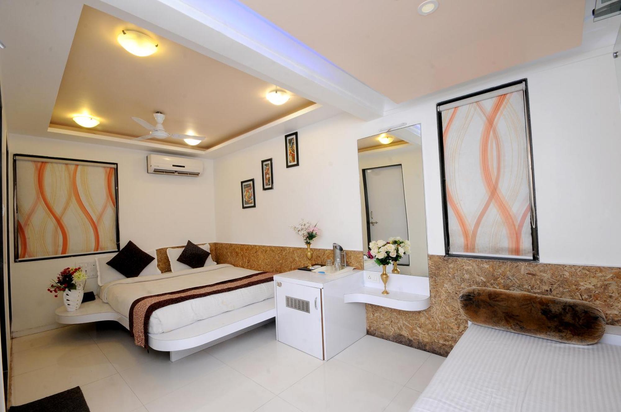 Hotel Vyankatesh & Pure Veg Restaurant Mahābaleshwar Buitenkant foto