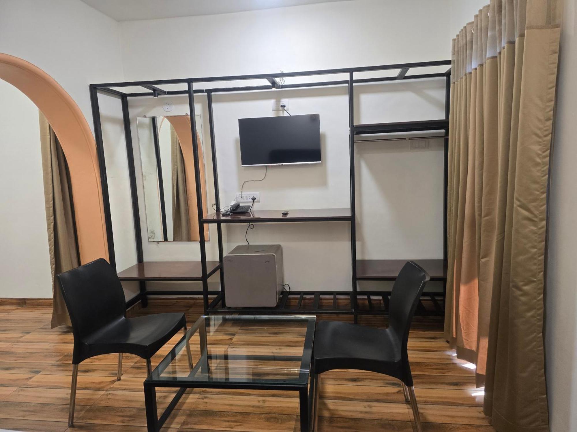 Hotel Vyankatesh & Pure Veg Restaurant Mahābaleshwar Buitenkant foto