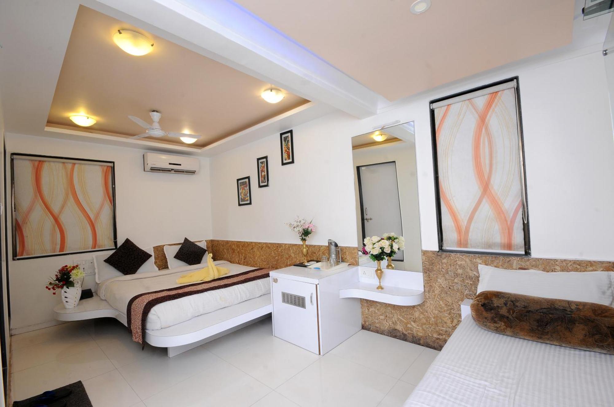 Hotel Vyankatesh & Pure Veg Restaurant Mahābaleshwar Buitenkant foto