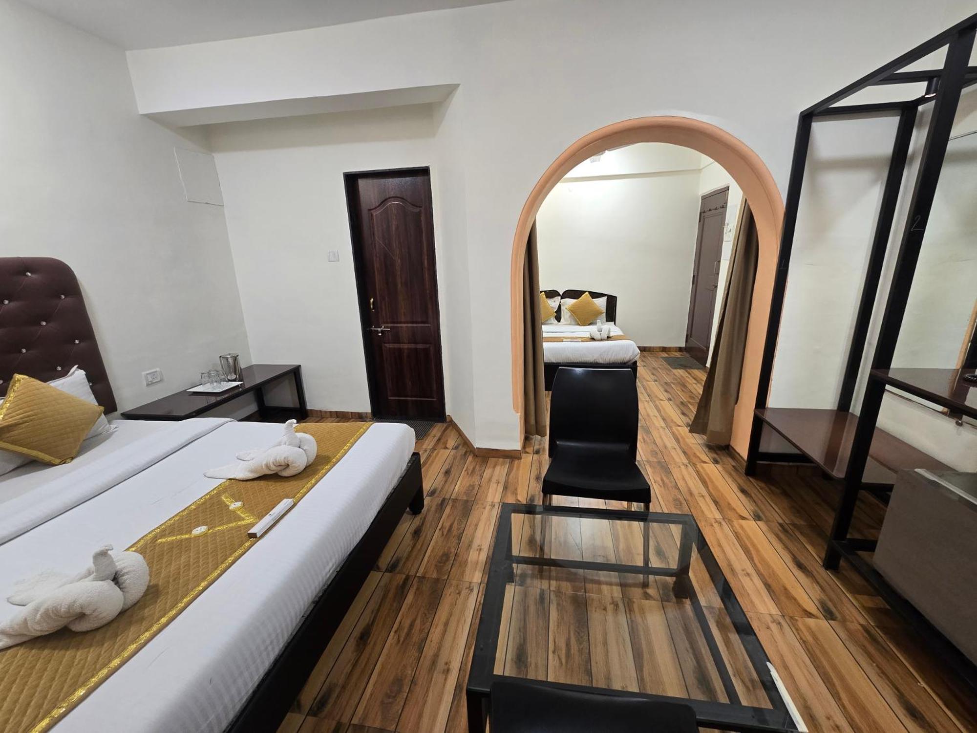 Hotel Vyankatesh & Pure Veg Restaurant Mahābaleshwar Buitenkant foto